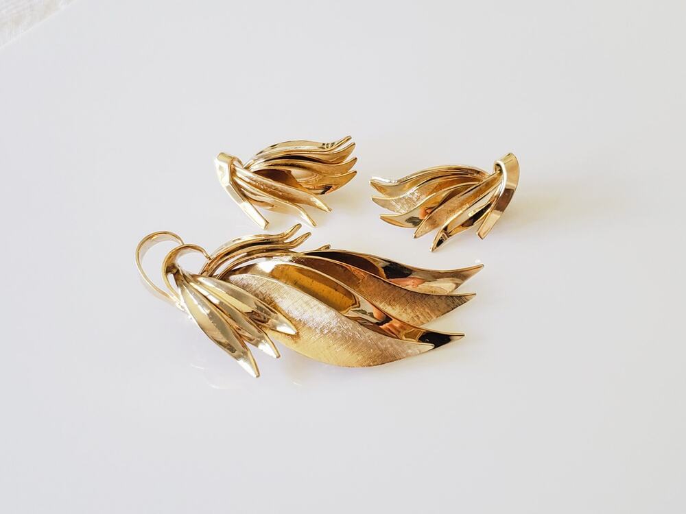 Vintage Mid Century Gold Tone Feather Brooch and Earring Set